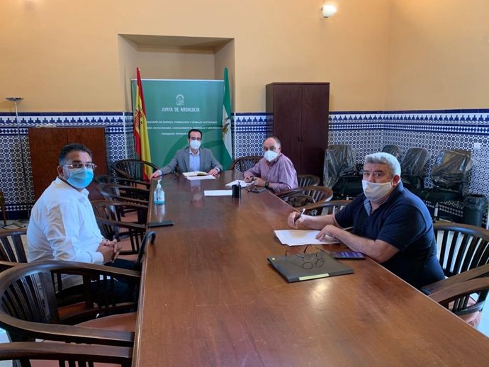 El delegado de Empleo, Formación, Trabajo Autónomo, Transformación Económica, Industria, Conocimiento y Universidades de la Junta, Ángel Herrador (centro), en el encuentro con responsables de la Asociación de Vendedores Ambulantes de Los Pedroches