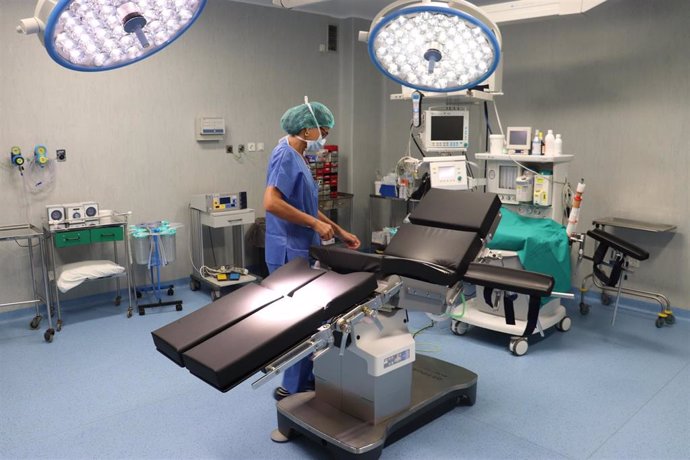 Una enfermera prepara el quirófano donde se ha instalado la nueva mesa de intervenciones para Traumatología en el Hospital Juan Ramón Jiménez de Huelva.