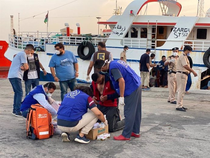 Atención a supervivientes de un naufragio en Libia