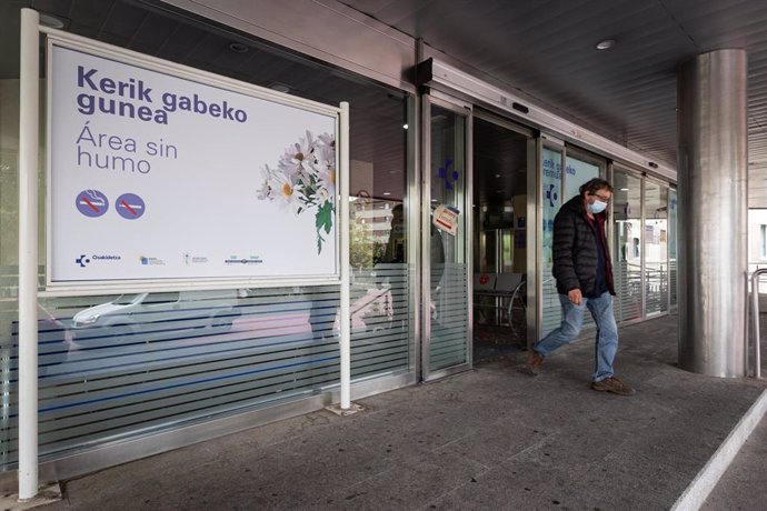 Un hombre sale del  Hospital de Txagorritxu (Vitoria),  a 8 de junio de 2020.