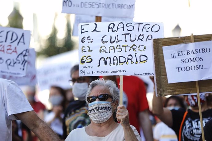 Comerciantes de El Rastro con pancartas durante el 11 domingo consecutivo de concentraciones.
