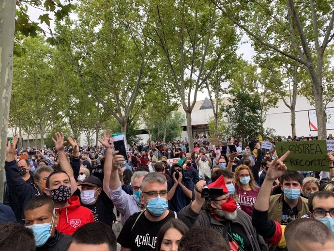 Movilizaciones frente a la Asamblea de Madrid contra las nuevas restricciones para hacer frente a la pandemia del Covid-19
