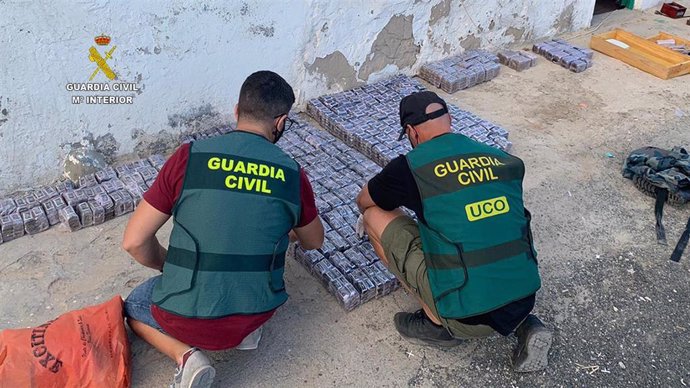 Agentes de la Guardia Civil en el desmantelamiento de una red que introducía hachís en Canarias desde África