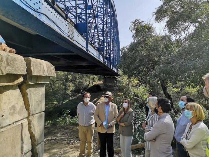 Carazo inspecciona el deterioro del puente de La Barca