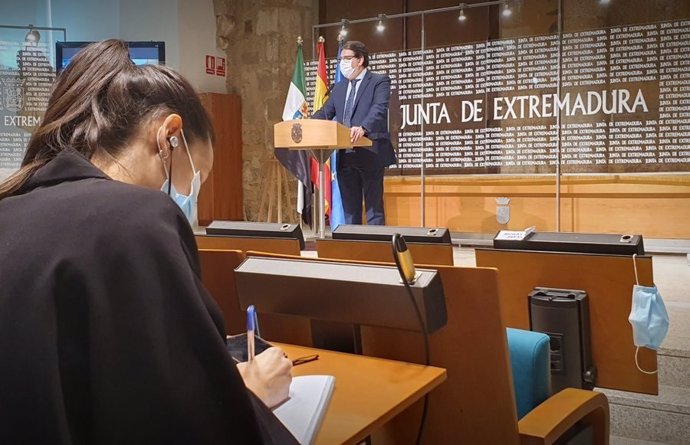 El vicepresidente segundo y consejero de Sanidad y Servicios Sociales de la Junta, José María Vergeles, en rueda de prensa sobre el Covid-19
