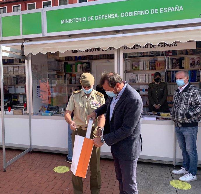 El alcalde de Valladolid, ante la caseta del Ministerio de Defensa en la Feria del Libro.
