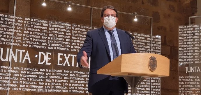El vicepresidente segundo y consejero de Sanidad y Servicios Sociales de la Junta, José María Vergeles, en rueda de prensa para informar sobre la situación de la pandemia de Covid-19 en Extremadura