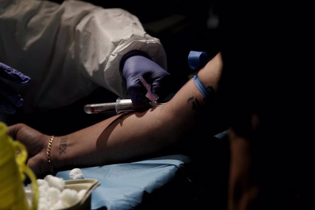 Un sanitario saca sangre a una mujer para la realización de pruebas