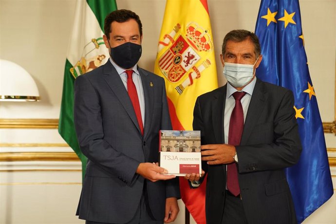El presidente de la Junta de Andalucía, Juanma Moreno, recibe de manos del presidente del Tribunal Superior de Justicia de Andalucía (TSJA), Lorenzo del Río, la memoria del alto tribunal.