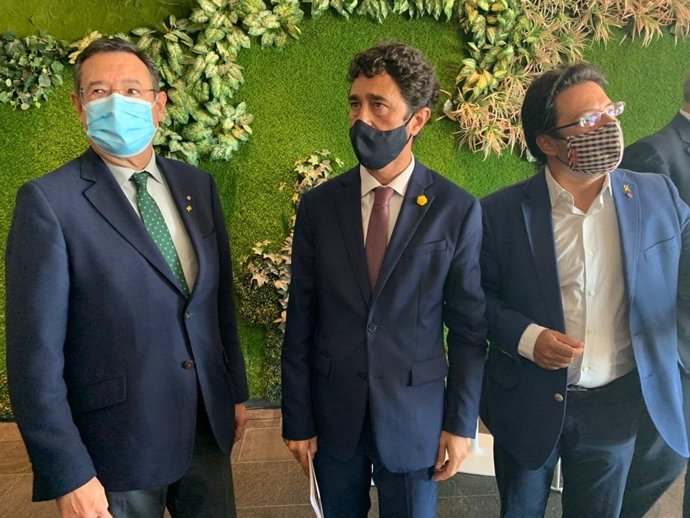 El delegado de la Generalitat en Lleida Ramon Farré, el conseller Dami Calvet y el secretario de Infraestructuras y movilidad, Isidre Gavín.