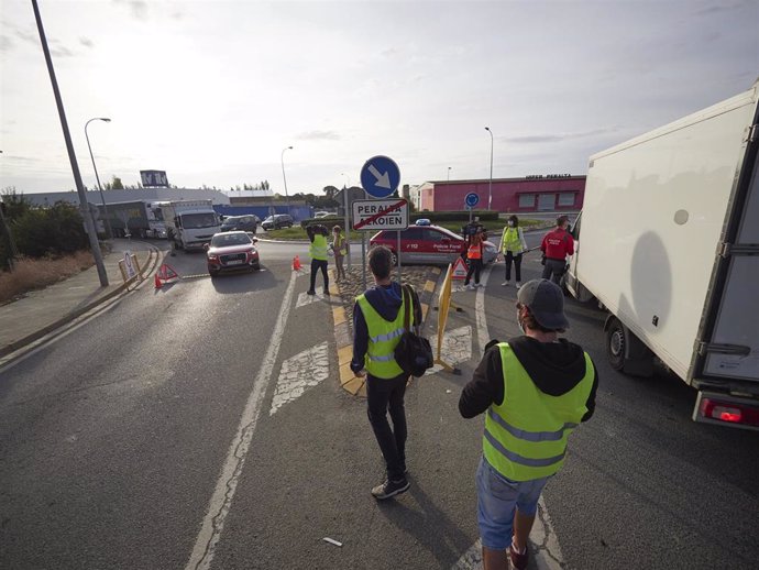 Varios policías forales controlan la circulación por la carretera de entrada a la localidad de Peralta, Navarra (España) a 24 de septiembre de 2020. En este municipio navarro, a partir de hoy jueves 24, ha entrado en vigor la prohibición de entrar y sal
