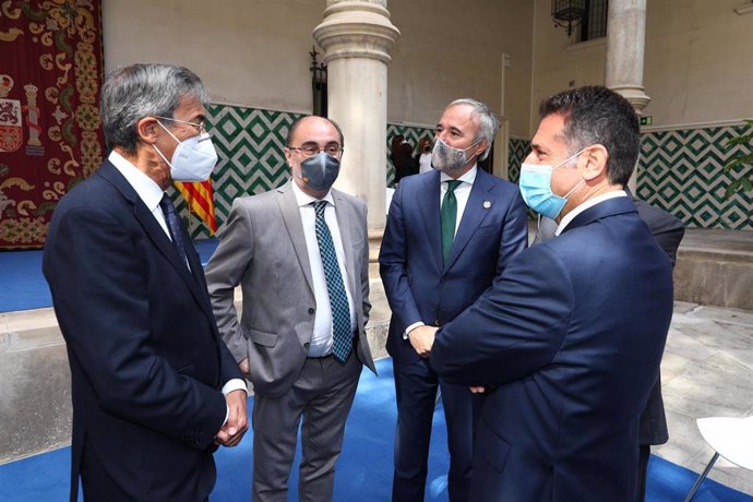 El presidente del TSJA, José Manuel Bellido, conversa con el fiscal superior, José María Rivera, el presidente de Aragón, Javier Lambán, y el alcalde de Zaragoza, Jorge Azcón.