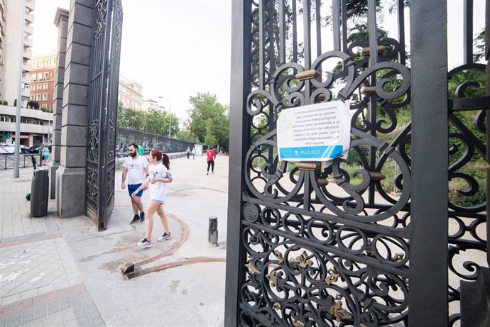Entrada entre las calles ODonnell y Menéndez Pelayo en el Parque del Retiro de Madrid