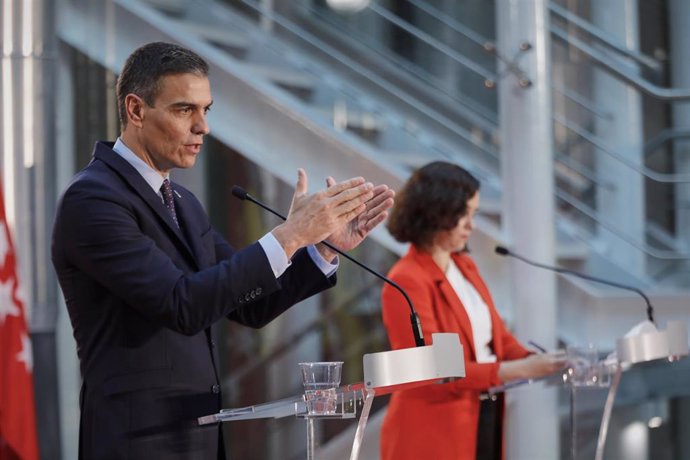 El presidente del Gobierno, Pedro Sánchez, y la presidenta de la Comunidad de Madrid, Isabel Díaz Ayuso, ofrecen una rueda de prensa tras su reunión en la sede de la Presidencia regional, en Madrid (España), a 21 de septiembre de 2020.