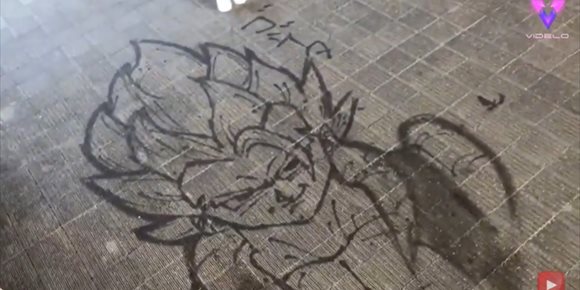 3. El artista Genta Horikawa hace arte callejero usando agua a presión