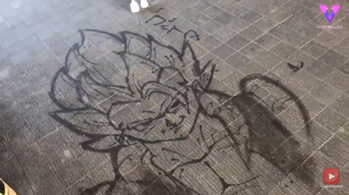 El artista Henta Horikawa hace arte callejero usando agua a presión
