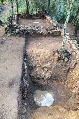 Pla general del fossat descobert al costat de la fortificació excavada en el castell de Montsoriu el 25 de setembre de 2020 (Vertical)