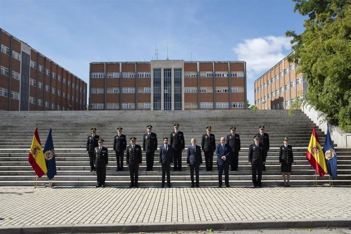 El ministro del Interior, Fernando Grande-Marlaska, y su número dos, Rafael Pérez, con los miembros de la Junta de Gobierno de la Policía Nacional