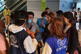 Autoridades españolas del OIM reciben en el aeropuerto de Madrid a una familia de refugiados sirios