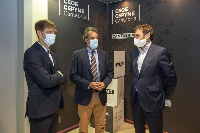 El consejero de Innovación, Industria, Transporte y Comercio, Francisco Martín, inaugura el encuentro empresarial El futuro del automóvil.