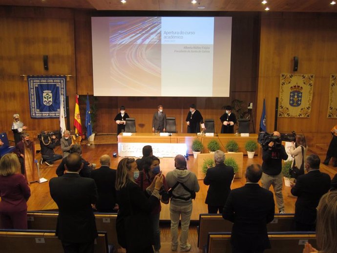 Los rectores de las tres universidades gallegas y el presidente de la Xunta antes del comienzo del acto
