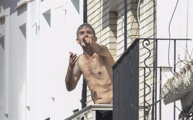 El varón atrincherado que amenazaba con usar un arma de fuego en el balcón del domicilio