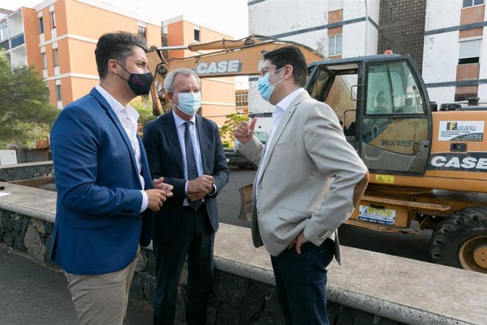 El alcalde de La Laguna, Luis Yeray Gutiérrez; el consejero de Obras Públicas, Transportes y Vivienda del Gobierno de Canarias, Sebastián Franquis y el presidente del Cabildo de Tenerife, Pedro Martín, en el comienzo de las obras de Las Chumberas