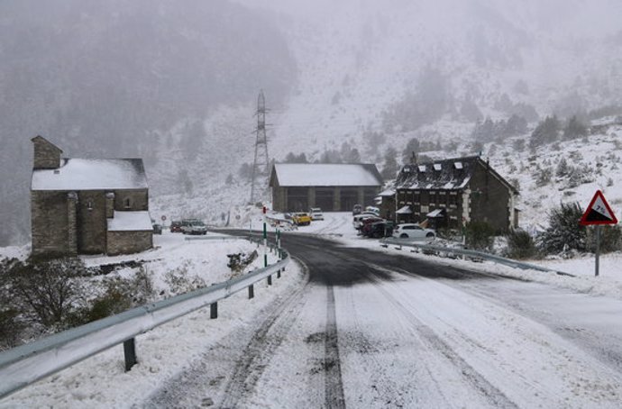 Panormica del refugi i la Mare de Déu de les Ares, a Alt neu, ben nevats el 25 de setembre del 20 20. La carretera est bruta de neu.(horitzontal)
