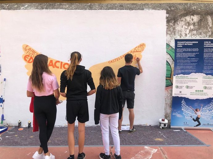 Un grupo de jóvenes escribe en un mural con motivo del Día Europeo de las Lenguas