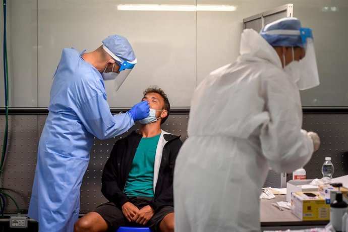 Realización de un test de COVID-19 en el aeropuerto de Malpensa