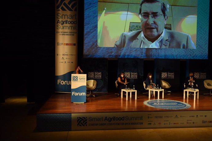 El vicepresidente quinto y delegado de Programas Europeos y Administración Electrónica de la Diputación de Córdoba, Victor Montoro (dcha.), en el Smart Agrifood Summit