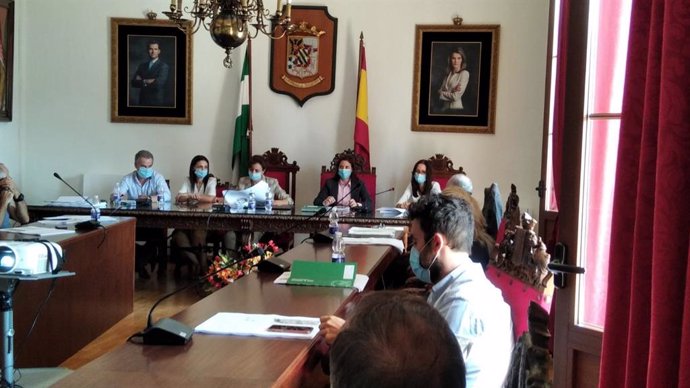 La delegada de Fomento, Infraestructuras y Ordenación del Territorio, Cristina Casanueva (cuarta por la izda.), en Priego de Córdoba