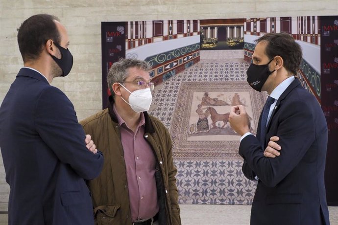El escritor y creador de 'El corazón del Imperio', Santiago Posteguillo, en el centro, en su visita al museo de las Villas Romanas de Almenara-Puras-