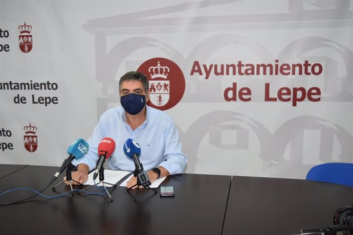 El teniente de alcalde del Ayuntamiento de Lepe (Huelva), Francisco Jesus Toronjo, en  rueda de prensa.