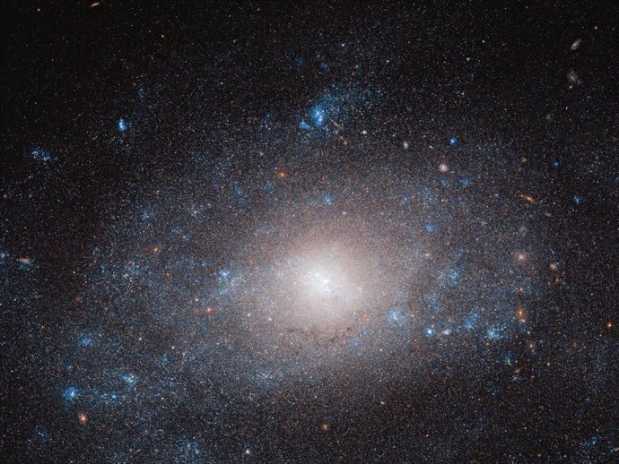 El telescopio Hubble observa una galaxia en el "lado oscuro"