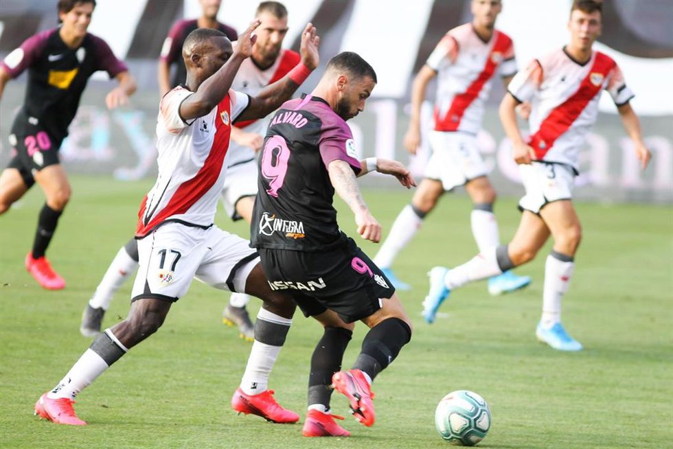 Álvaro Vázquez intenta tirar a portería en el Rayo-Sporting