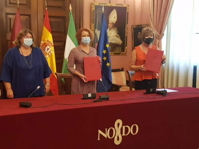 Firma del acuerdo de renovación del programa 'Sevilla TransForma' entre el Ayuntamiento de Sevilla y la Asociación de Transexuales de Andalucía.