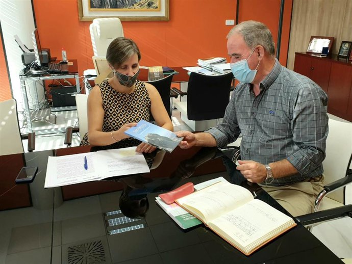 Soledad Aranda con el alcalde de Quesada.