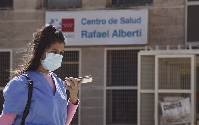 Una trabajadora sanitaria camina al lado del Centro de Salud Rafael Alberto perteneciente a la zona de básica de salud de Campo de la Paloma/Rafael Alberti en el distrito de Puente de Vallecas