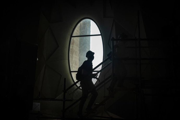 Una persona pasea por el interior de la catedral de la Sagrada Familia que continúa en obras, en Barcelona, Catalunya (España)