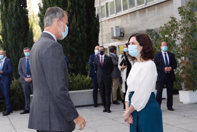 El Rey Felipe VI saluda a la presidenta de la Comunidad de Madrid, Isabel Díaz Ayuso, a su llegada a la inauguración del curso universitario 2020/2021 en la Escuela Técnica Superior de Ingenieros de Caminos, Canales y Puertos de la Universidad Politécnica
