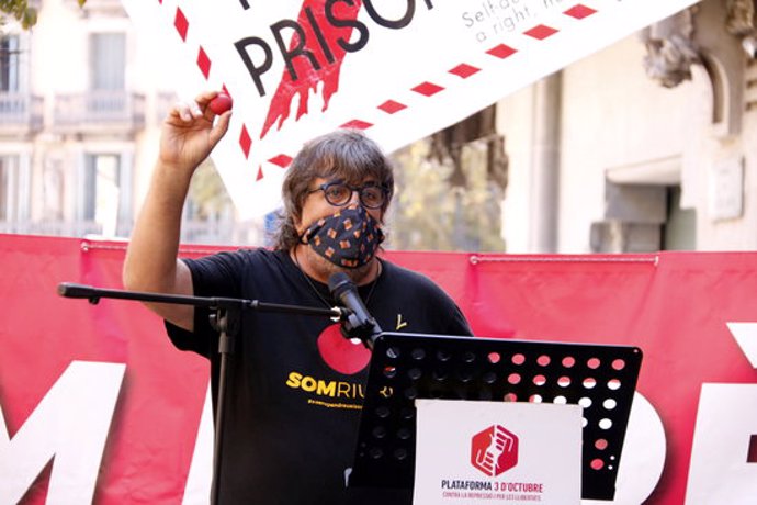 L'activista Jordi Pesarrodona ensenya un nas de pallasso en l'acte de la plataforma 3 d'Octubre per recordar els fets del 20-S, el 20 de setembre del 2020 (Horitzontal).