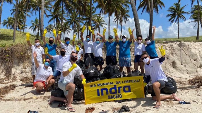 Voluntarios de Indra en el día mundial de la limpieza