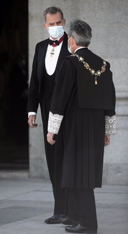 El presidente del Tribunal Supremo y del Consejo General del Poder Judicial (CGPJ), Carlos Lesmes (d), y el Rey Felipe VI, llegan al Palacio de Justicia, en Madrid (España), a 7 de septiembre de 2020. El Rey preside el acto de apertura del año judicial 