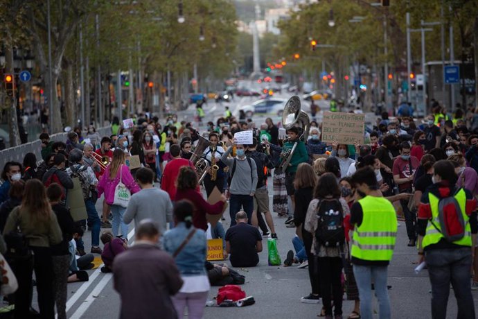 Un centenar de jóvenes se manifiestan en el Paseo de Gracia de Barcelona en el marco de las concentraciones del movimiento Fridays For Future, este viernes 25 de septiembre del 2020.