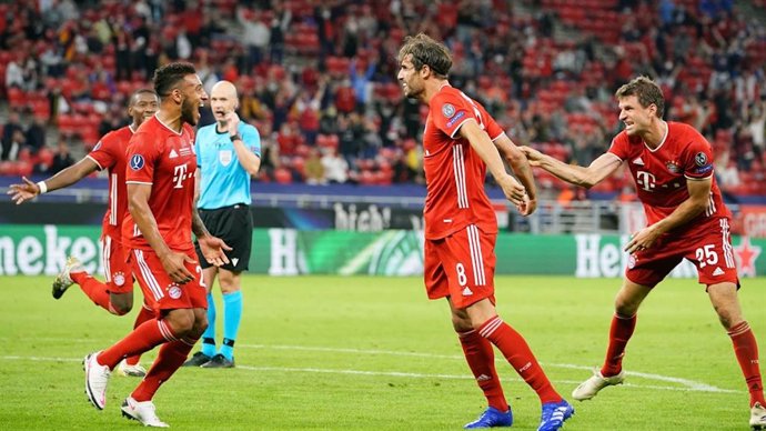 Javi Martínez celebra con Müller y Tolisso su gol en la final de la Supercopa de Europa