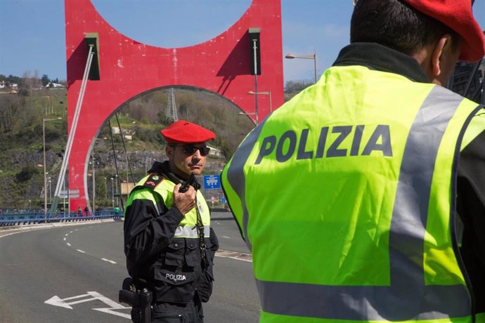 Policías municipales regulan el tráfico en Bilbao