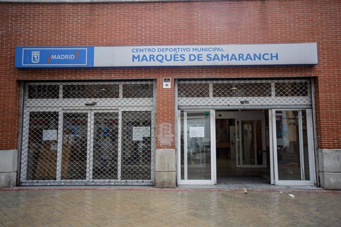 Entrada al centro deportivo municipal Marqués de Samaranch en el distrito de Arganzuela.