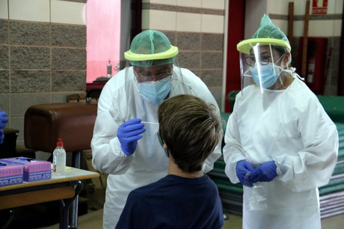 Pla mitj d'un dels equips mbils extraient mostres per a PCR a l'escola Bell-lloc de Girona, el 24 de setembre del 2020 (horitzontal)