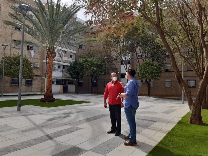 El delegado del Distrito San Pablo-Santa Justa, Francisco Páez, visita la Plaza de la Debla